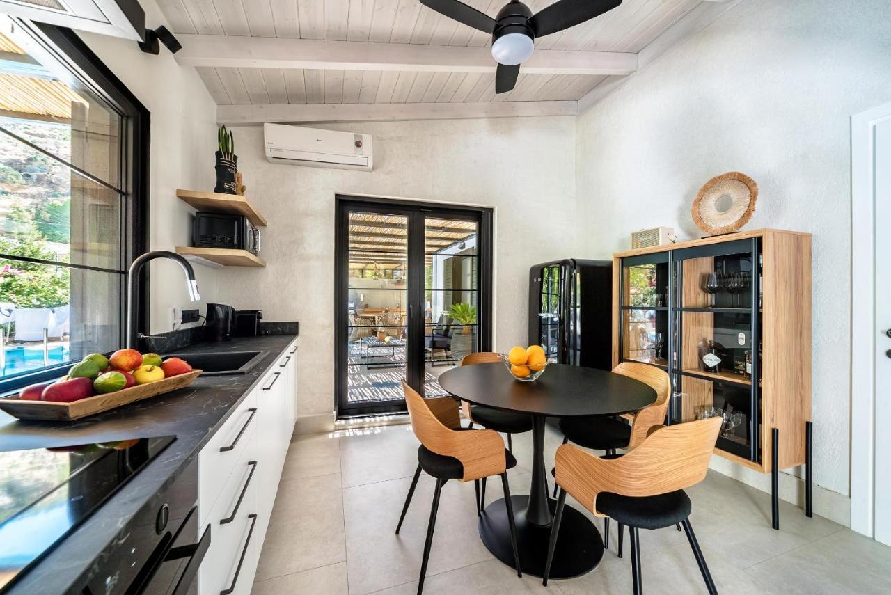 Halo Ligaria Suite 100M Next To The Beach With Private Pool Exterior photo
